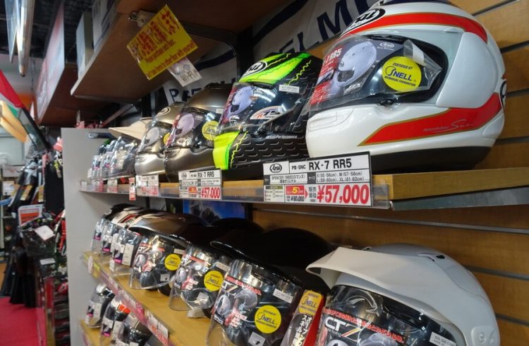 バイクショップのヘルメット陳列棚