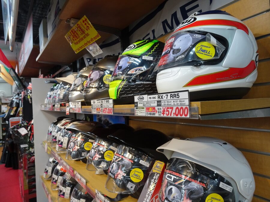 バイクショップのヘルメット陳列棚