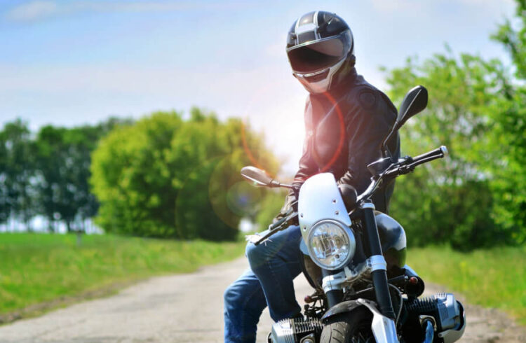 バイクに座るライダー