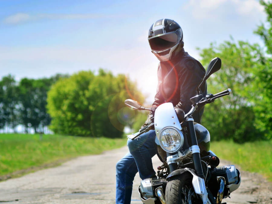 バイクに座るライダー