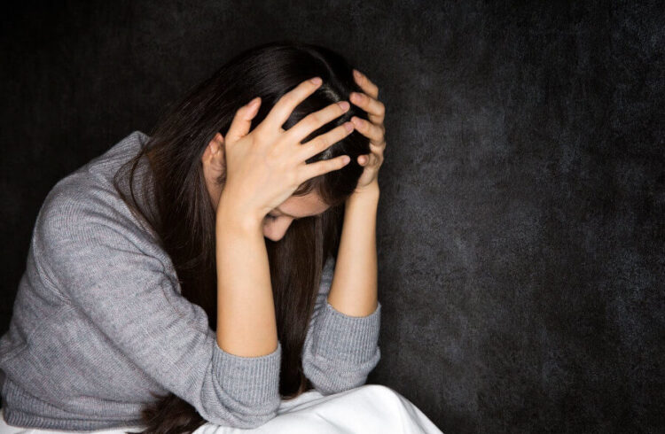 バイクの運転が怖くなり悩む女性